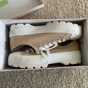 Low top canvas sneaker